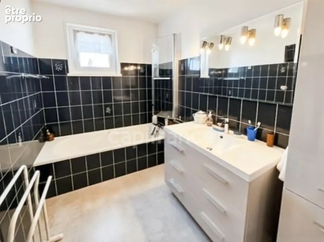 VEAUCHE – Belle maison familiale de 130 m² sur 1050 m² de terrain clos et arboré - photo 7