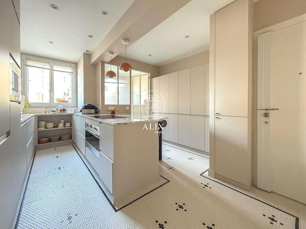 Appartement à PARIS-16E