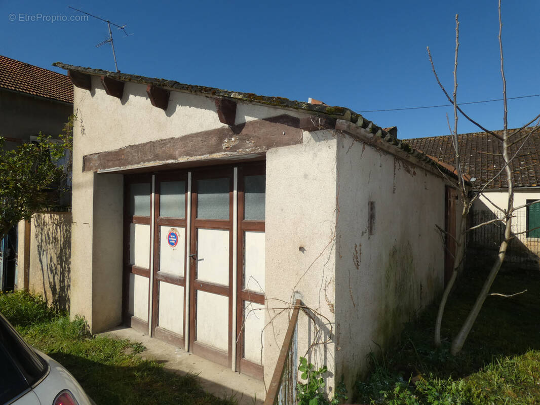 Parking à LAROCHE-SAINT-CYDROINE