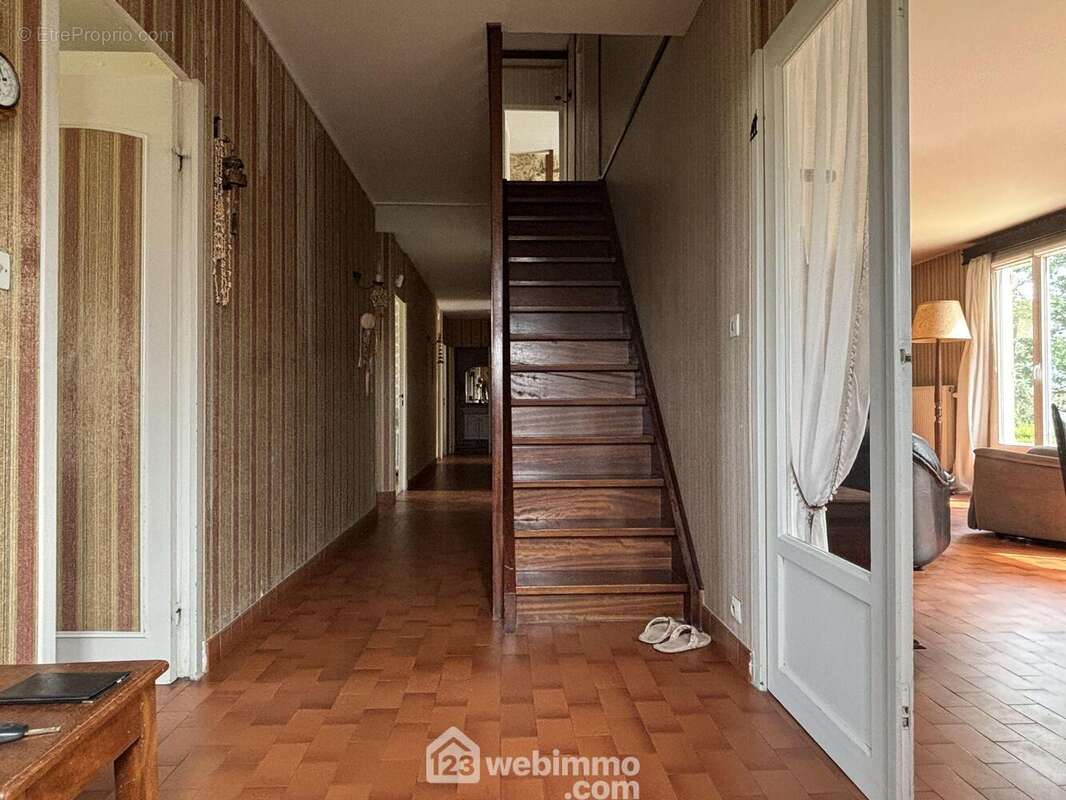 On accède à l&#039;entrée de 8 m2. - Maison à MONTAMISE