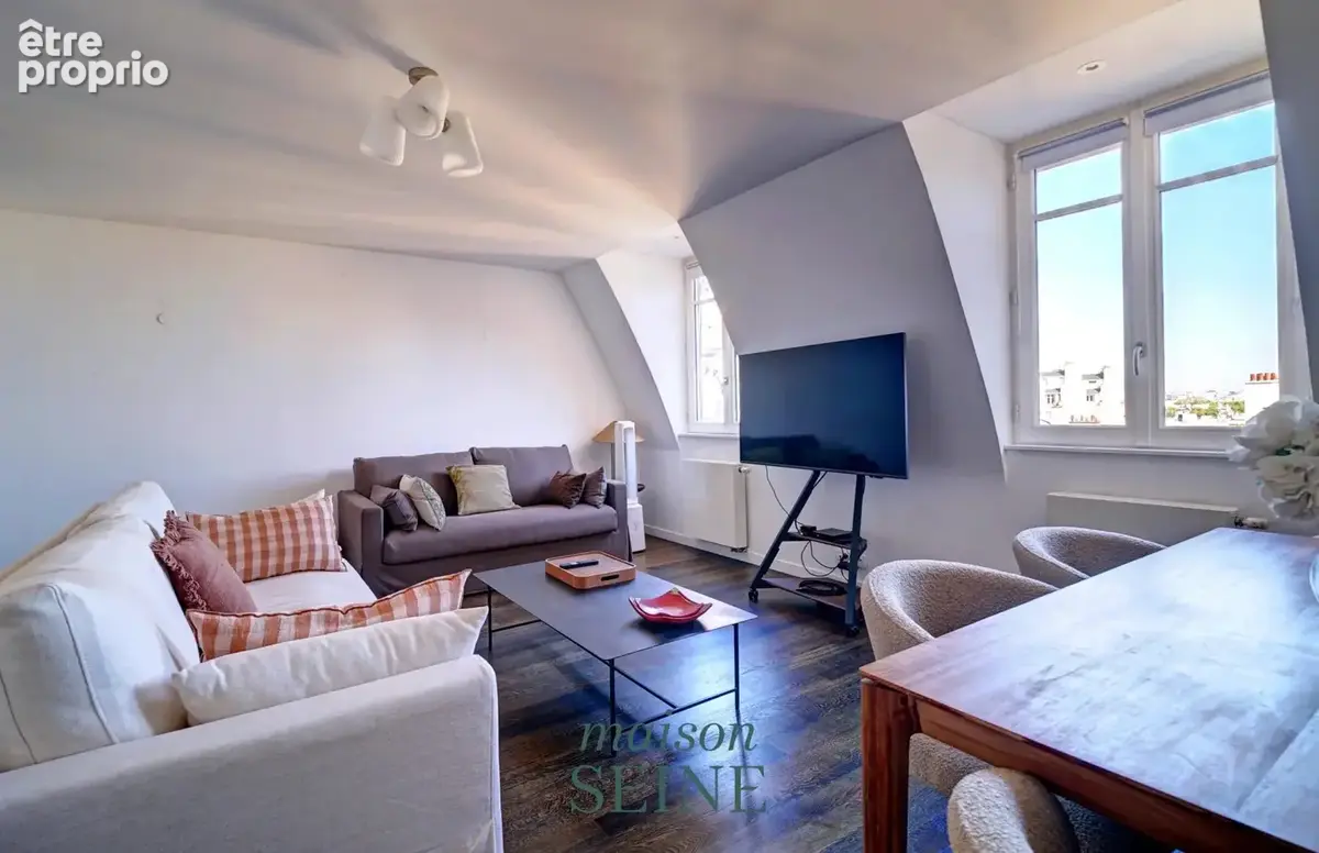 Exclusivité - Neuilly Mairie - Dernier étage - Appartement duplex deux chambres en parfait état - Vue dégagée - photo 2