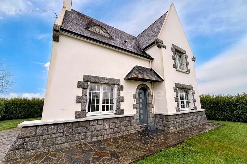 Maison à PLONEVEZ-PORZAY