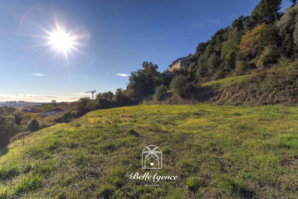 Terrain à SAINT-LAURENT-DU-VAR