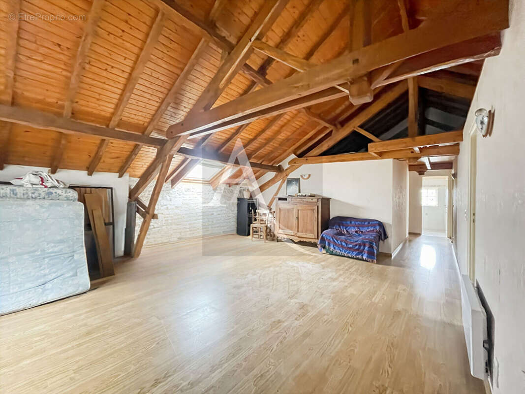 Grange en pierre aménagée sur un joli terrain + dépendance - photo 11