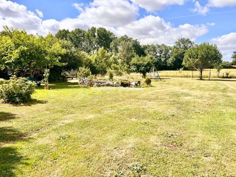 Maison à vendre 8 pièces MIGRE (17) Ensemble immobilier de charme avec gîte indépendant, dépendances et vue campagne – Migré - photo 18