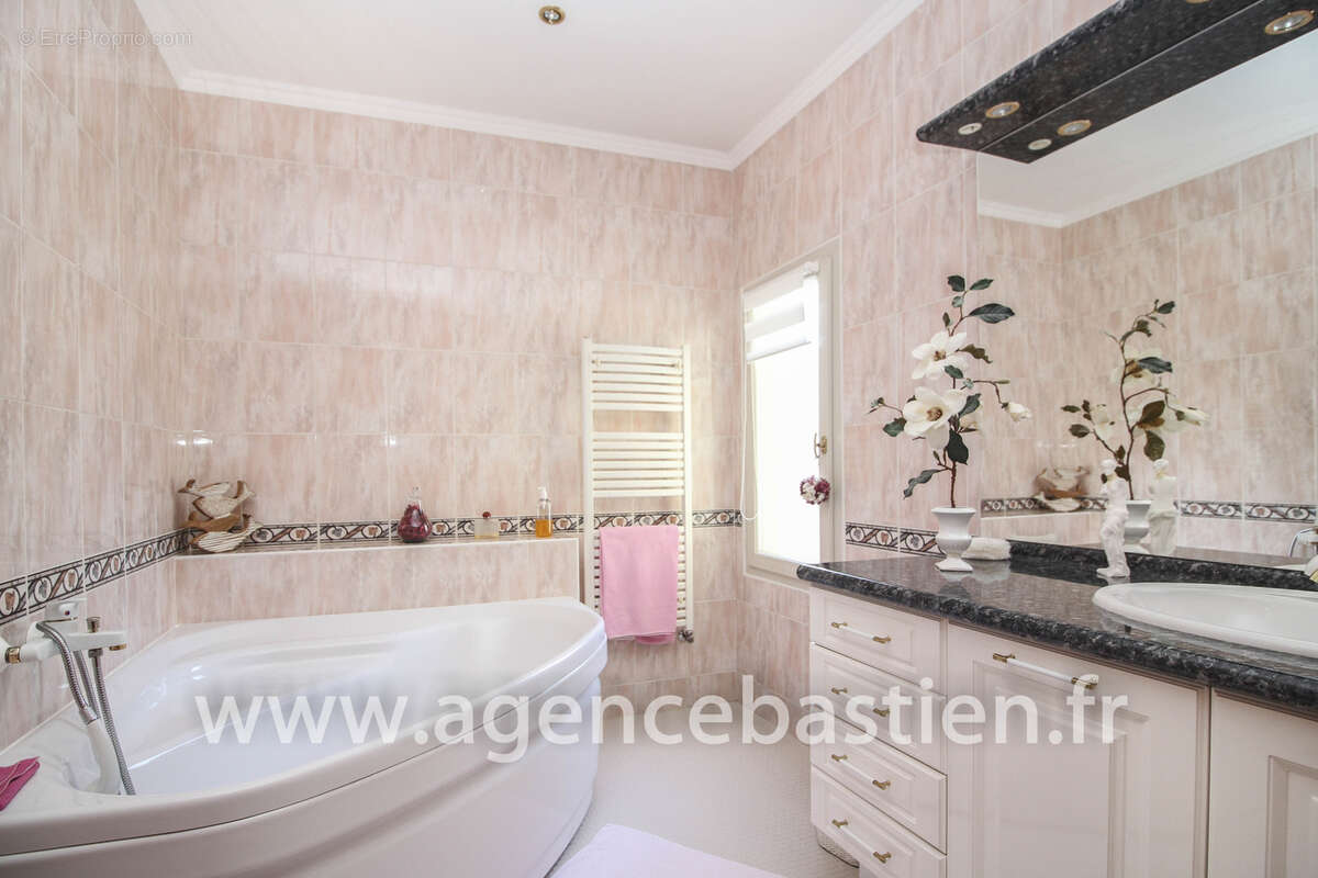 Maison à SAINT-GENIS-POUILLY