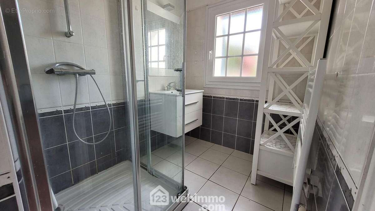 Une salle d'eau et un WC séparé - Maison à LONGEVILLE-SUR-MER