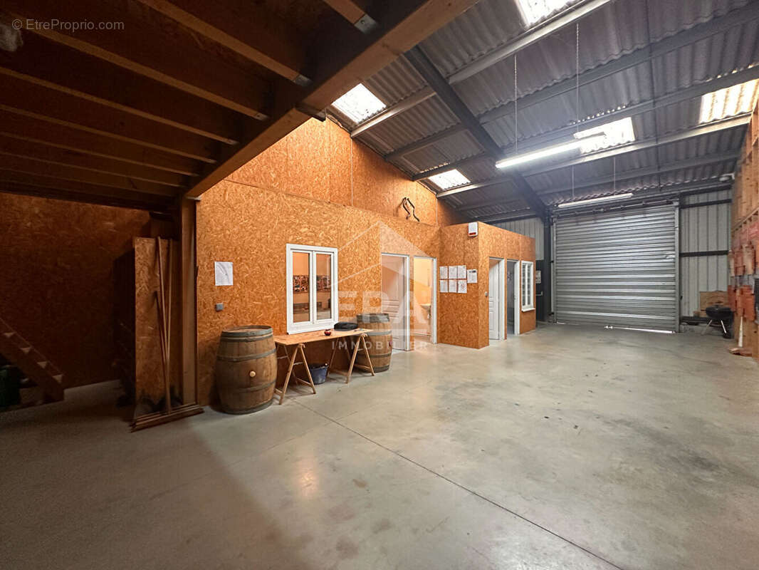 Local professionnel : entrepôt + bureau / 132 m² / copro récente / 2 parkings privatifs - photo 3