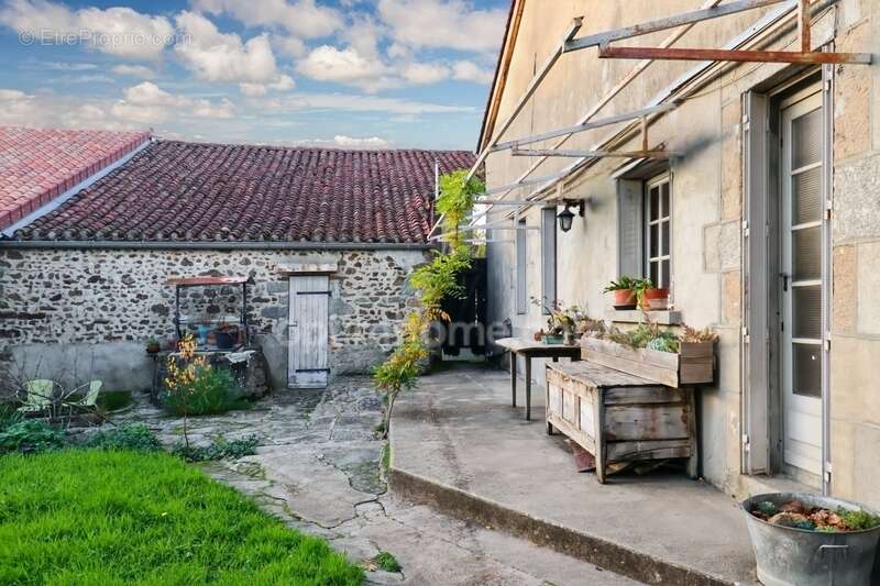 Maison à MAGNAC-LAVAL