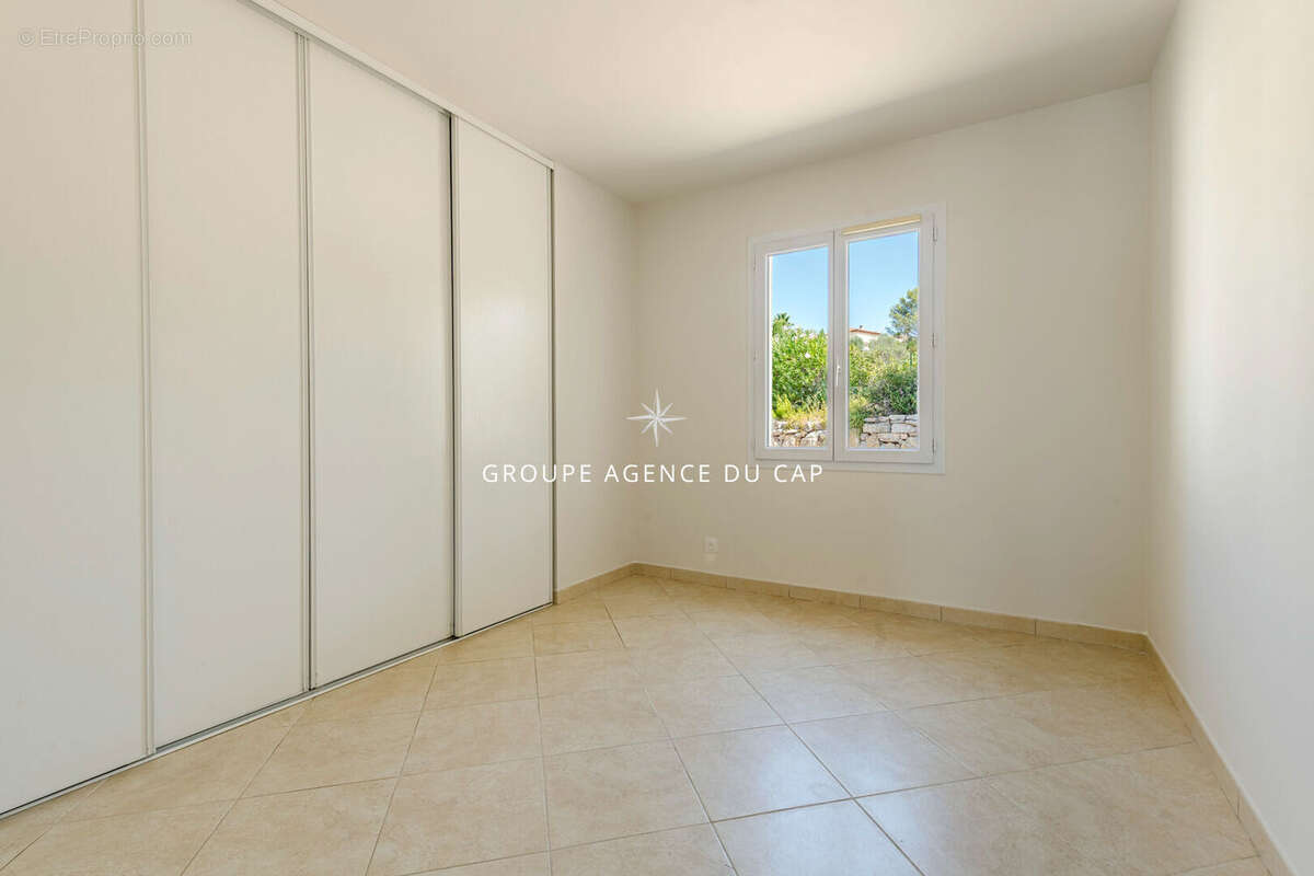 Villa de plain pied de type 6 pièces avec garage et piscine. - photo 11