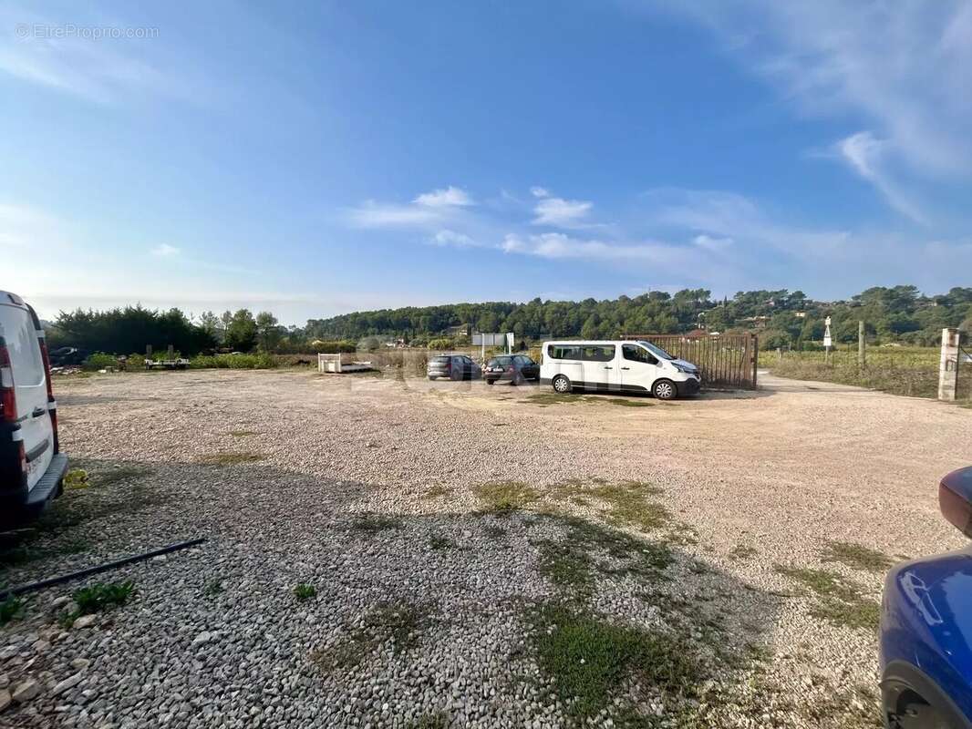 Terrain à LORGUES