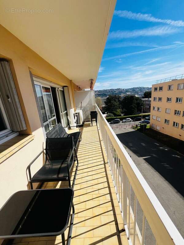 Appartement à SAINT-LAURENT-DU-VAR