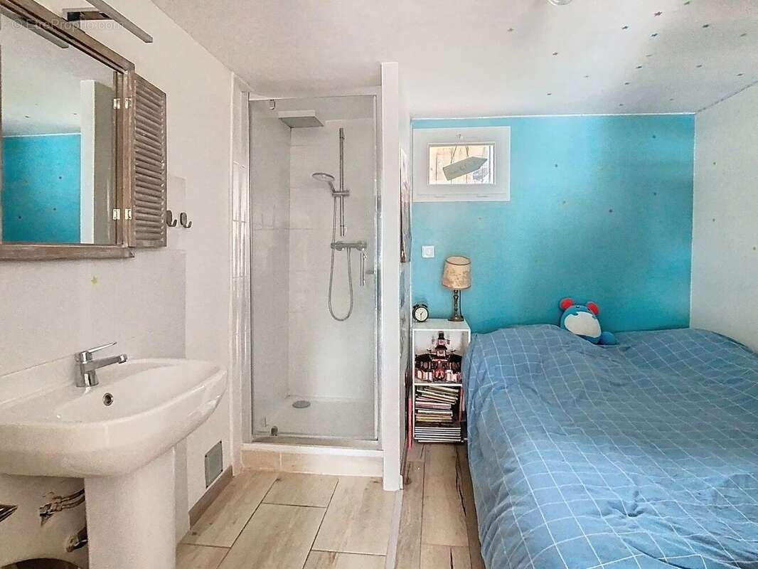 Maison 118m2 (F3 + Studio), jardin 400m2, cave. - photo 7