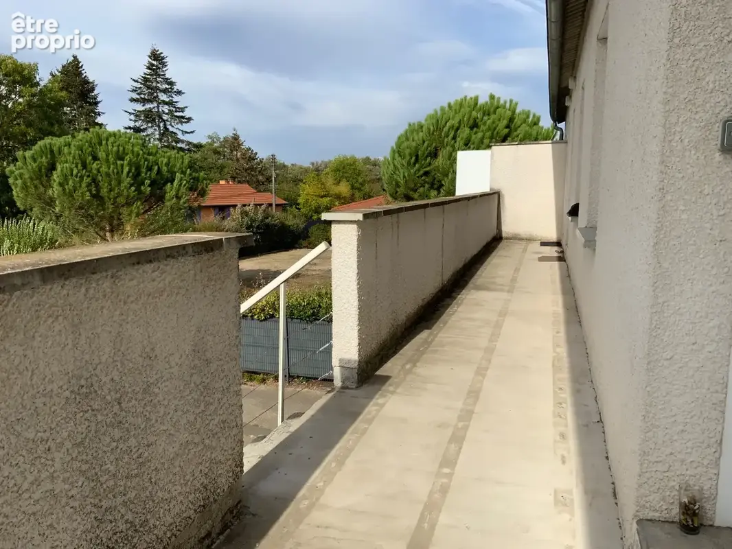 A feurs (42). appartement  t3  relooké  avec  place de parking ,  quartier calme - photo 4