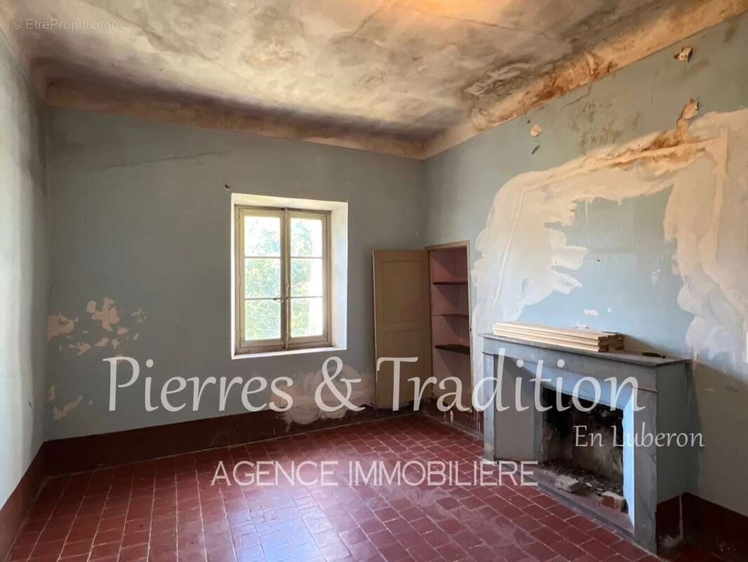 Luberon, bâti ancien à rénover sur plus d'un hectare de terrain proche commodités - photo 6