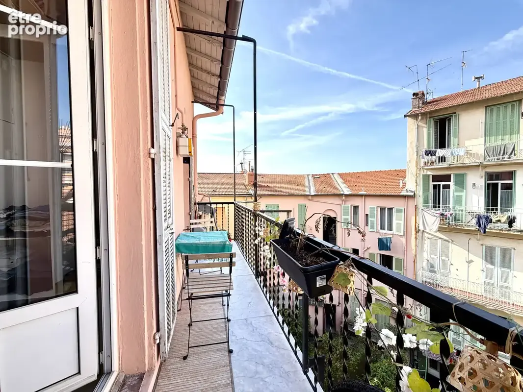 Menton Centre   3 pièces avec balcon, faibles charges et beau potentiel de rénovation - photo 8