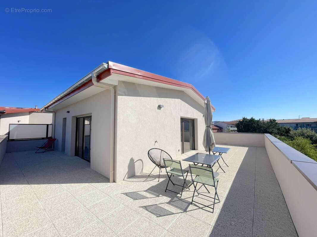 Appartement à LA TOUR-DE-SALVAGNY