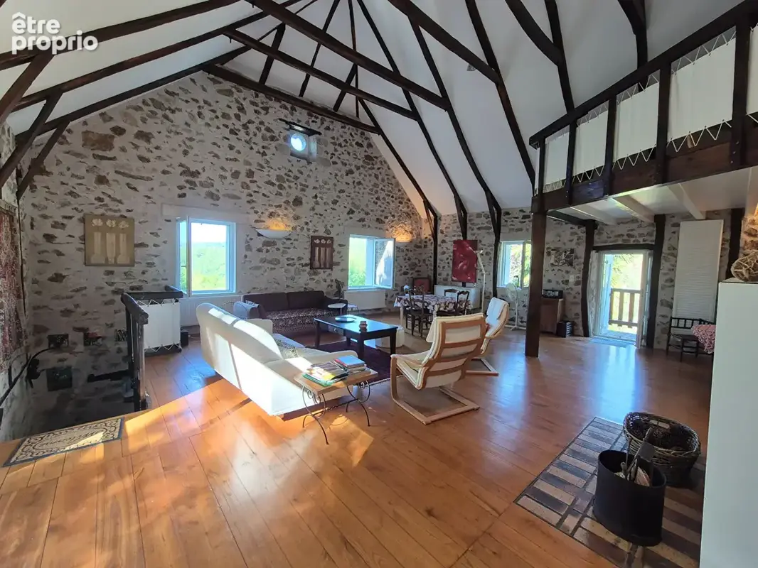 CORRÈZE. Près d'ARGENTAT. Magnifique grange en pierre réaménagée comprenant 6 chambres, un four à pain d'origine et un terrain d - photo 7