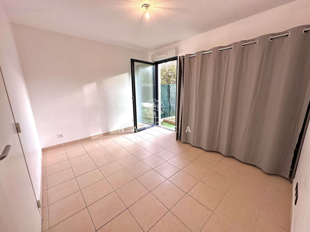 Appartement à LA ROQUETTE-SUR-SIAGNE