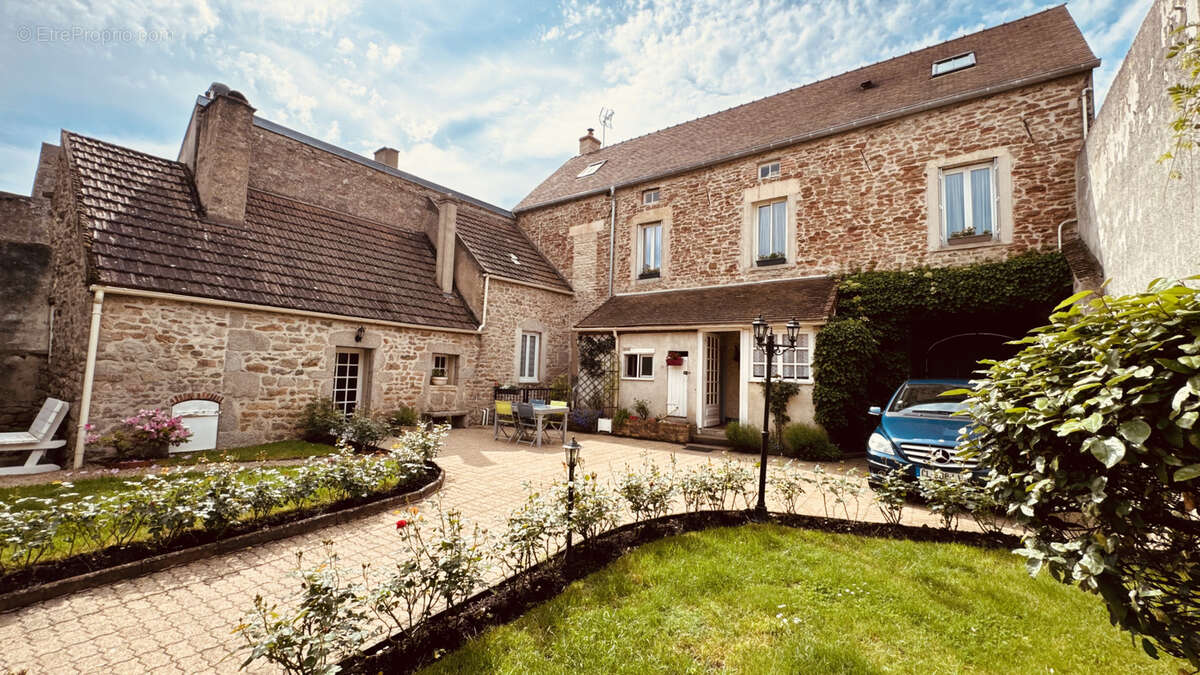 Charmante maison  au coeur de ROUVRAY avec dépendances en très bon état avec jardin d'env. 767 m2 346  500 €. - photo 2