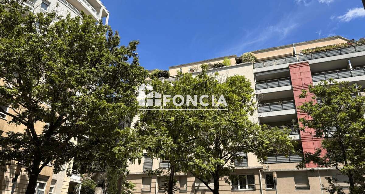 T4 - caluire renove etage eleve - balcon - garage double - photo 2