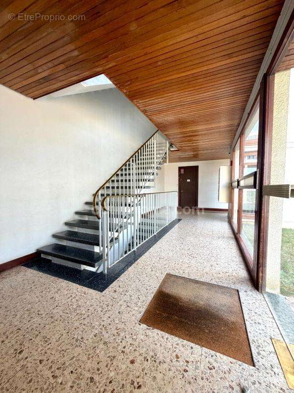 Appartement 4 pièces, 3 chambres / balcon / cave / parking / terrain de tennis - photo 2