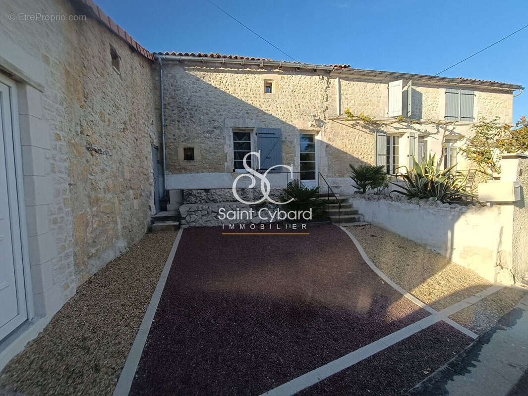 Maison à ROULLET-SAINT-ESTEPHE