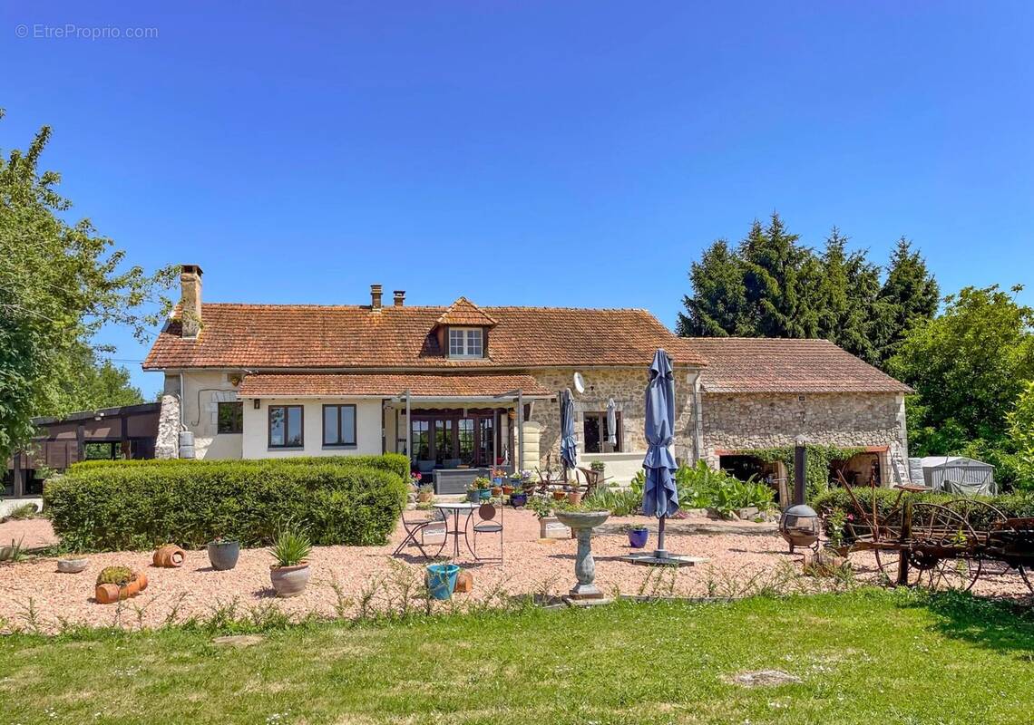 Maison à SAINT-SAUD-LACOUSSIERE