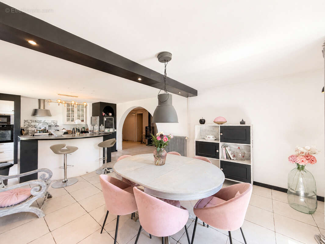 Villa traditionnelle 186 m2 habitables sur 962 m2 de terrain avec garage à Saint-Clair-Du-Rhône - photo 7