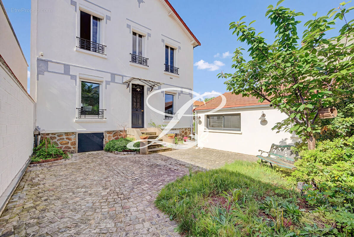 Maison à LE MESNIL-LE-ROI
