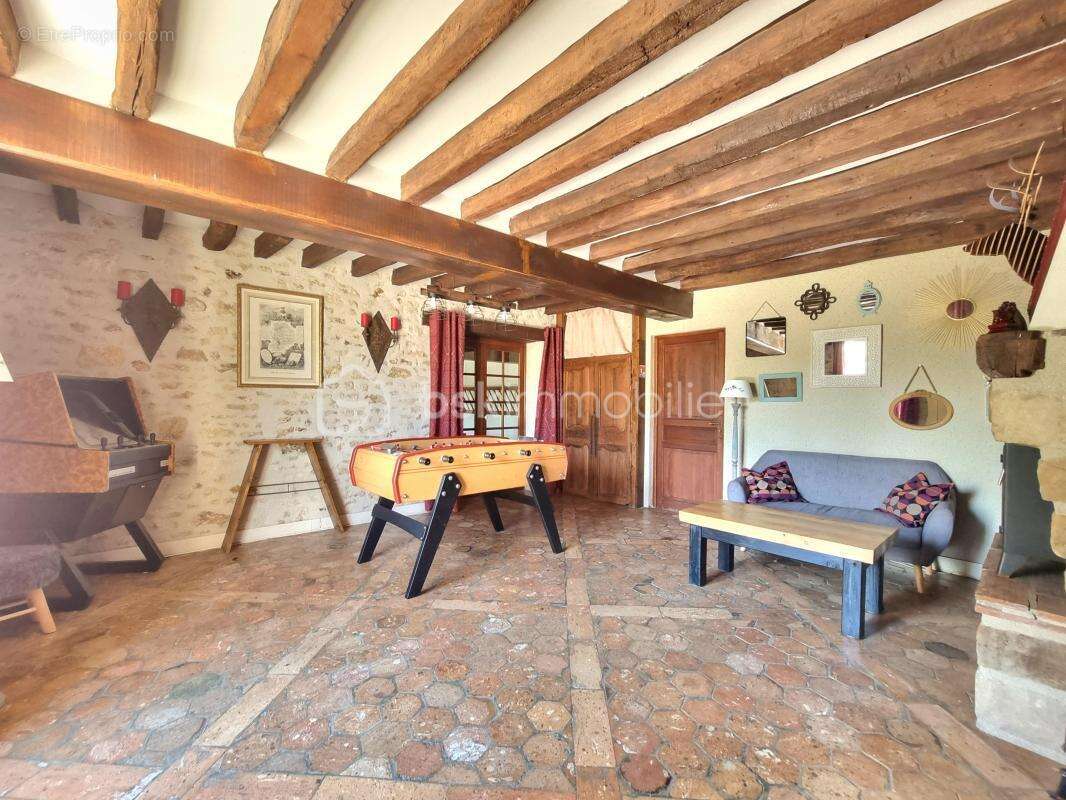 Propriété 14 pièces, 8 chambres, granges, cave et jardin - photo 5