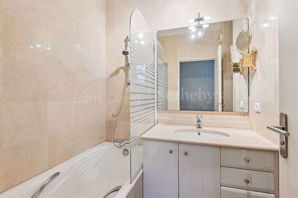 Appartement à PARIS-16E