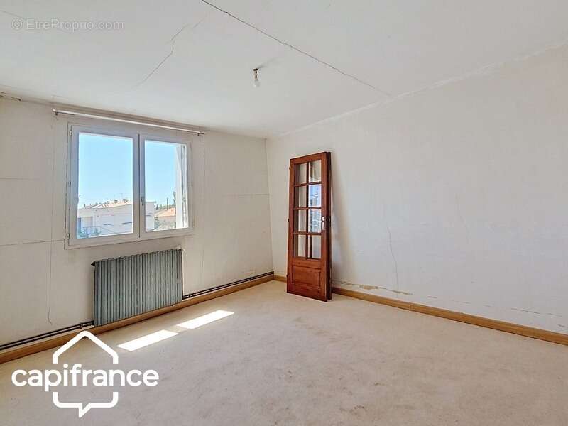 Local d’activité 260 m² + logement 132 m² – parking privé – terrain 1 690 m² – forte visibilité – Thouars (79100) - photo 22