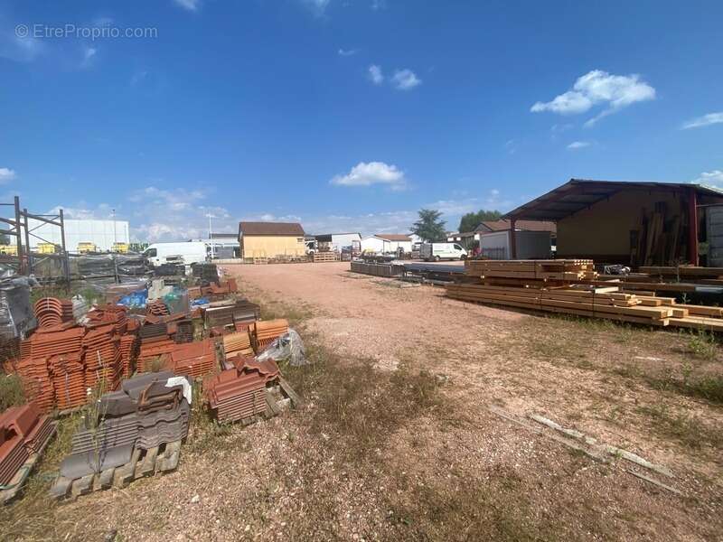 Commerce à CHAROLLES