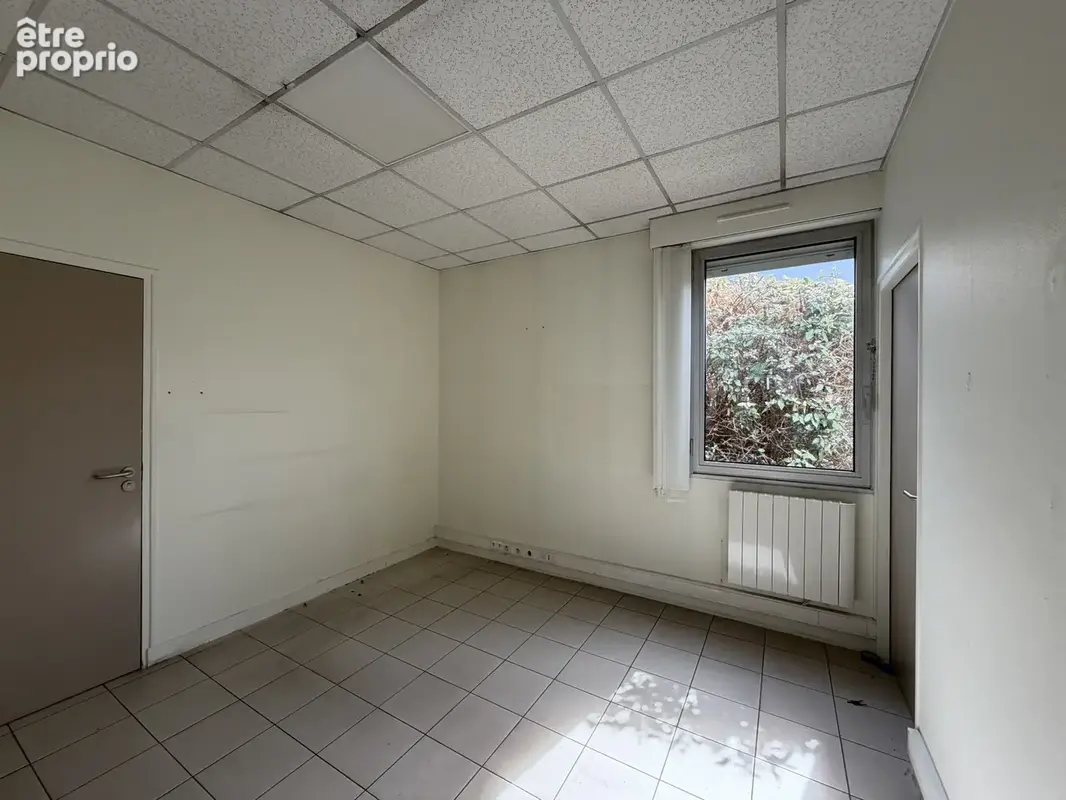 Locaux Professionnels - Zone INGRE - 375 m2 Plain Pied - photo 9