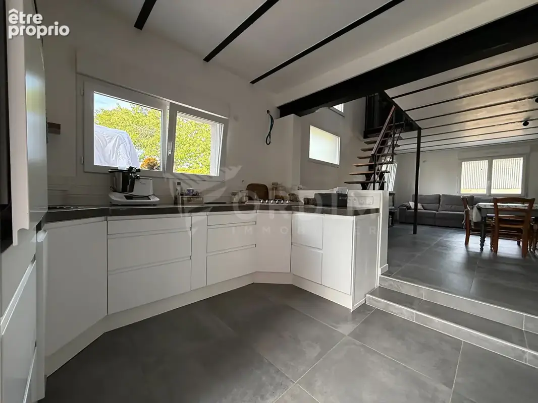 Ensemble immobilier avec maison  et dépendances sur près d'un hectare - photo 2