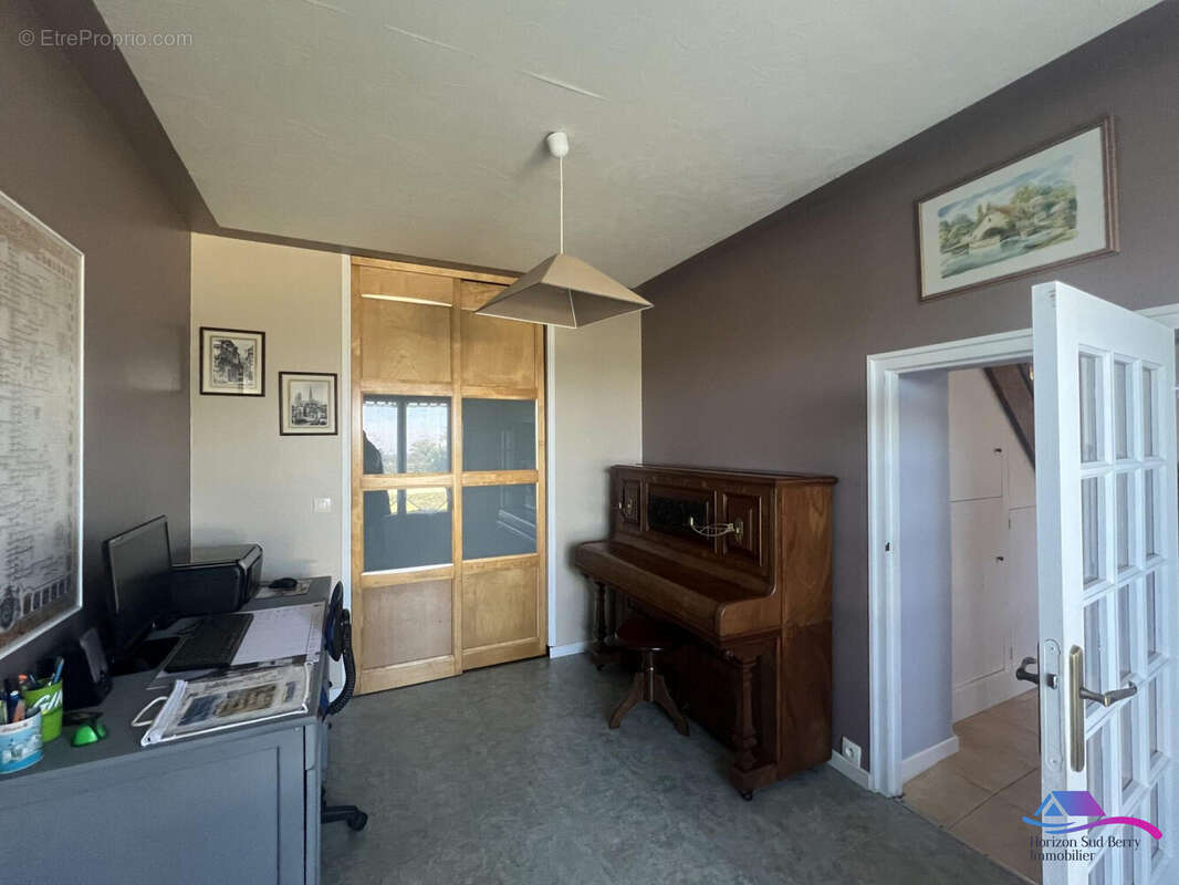 BUREAU AVEC DRESSING - Maison à SAINT-SATURNIN