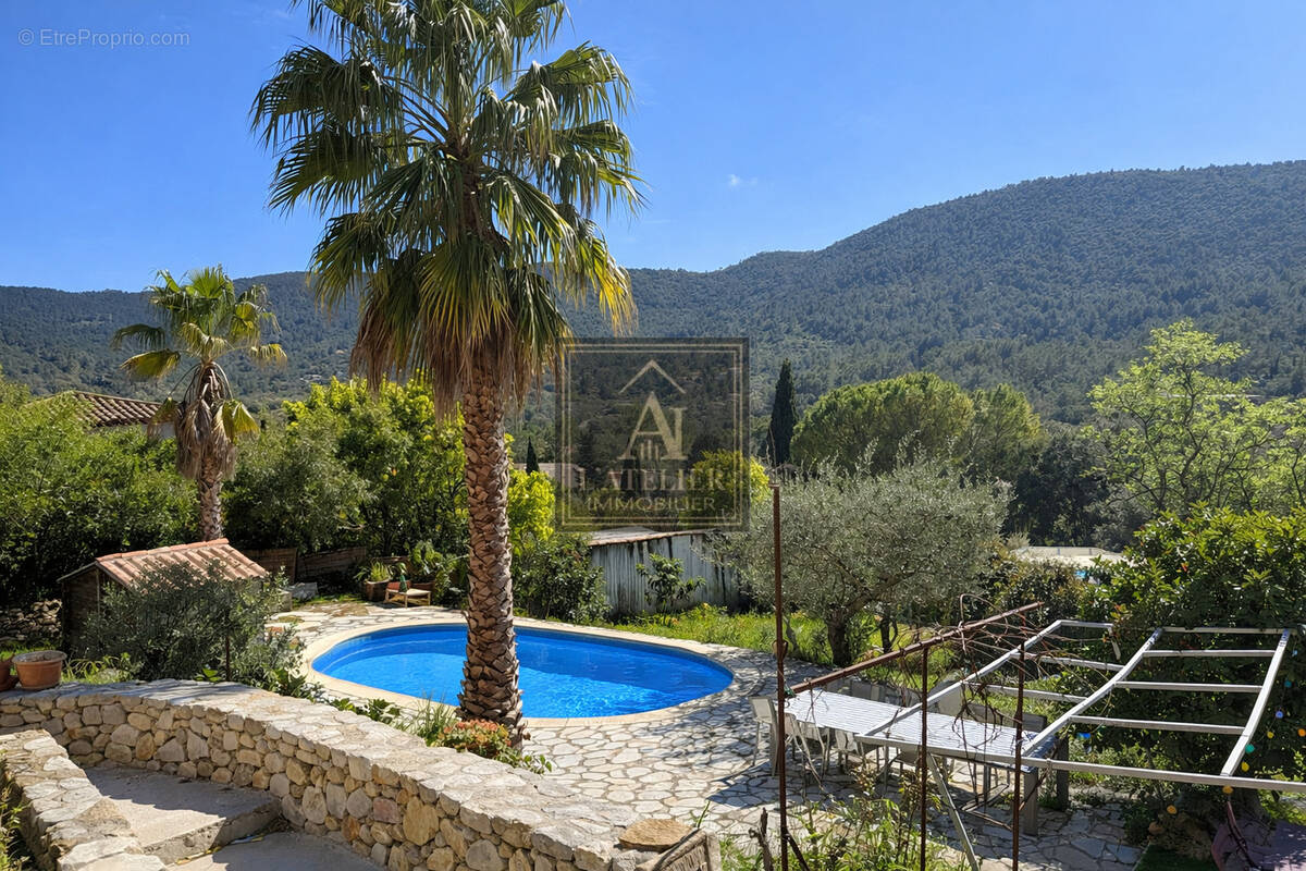 Maison de caractère avec 2 studios, piscine, sous sol et abris voiture sur une parcelle de 1250 m2 - photo 2