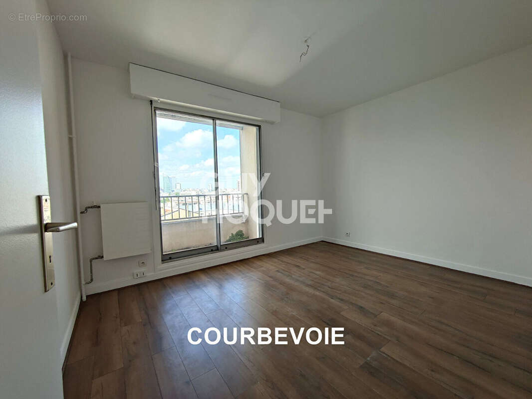 Appartement à COURBEVOIE