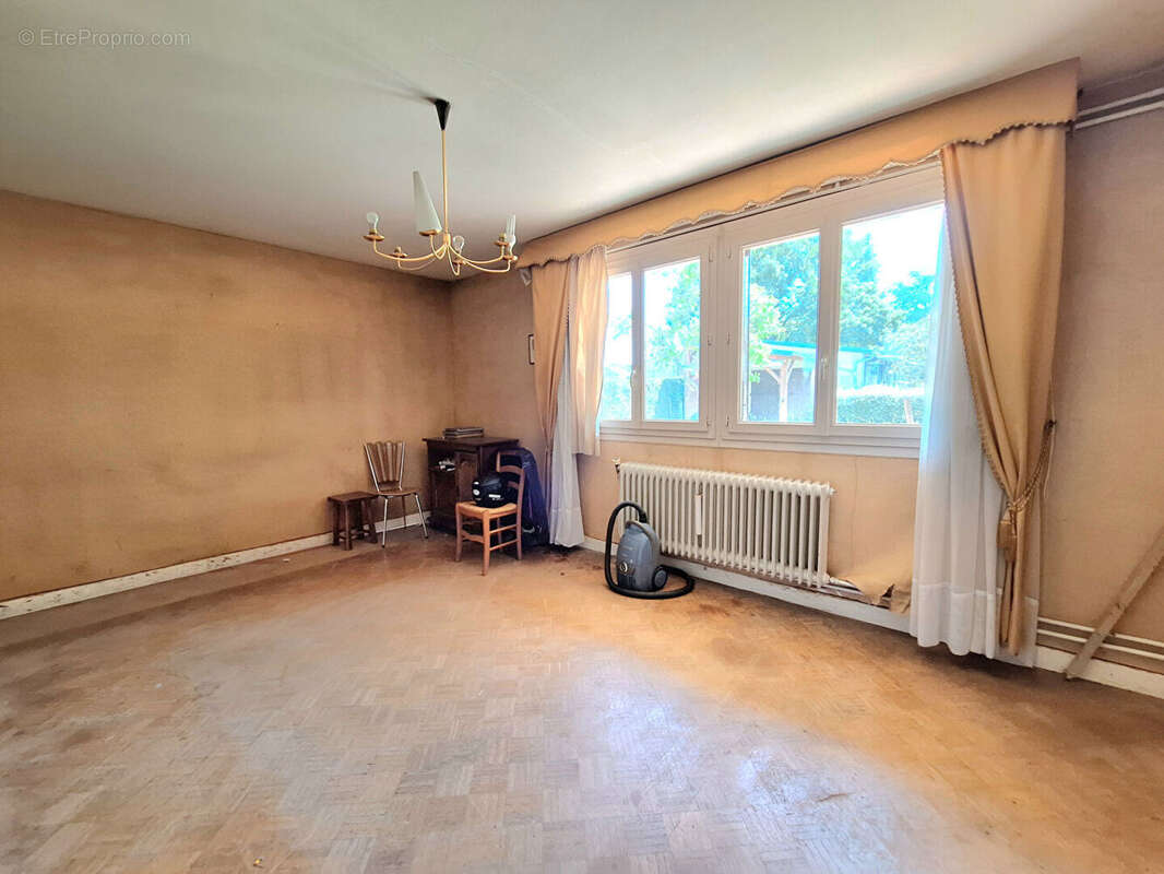A vendre maison 141 m2 à fort potentiel et idéalement placée à Domérat équipé d'un ascenseur. - photo 3