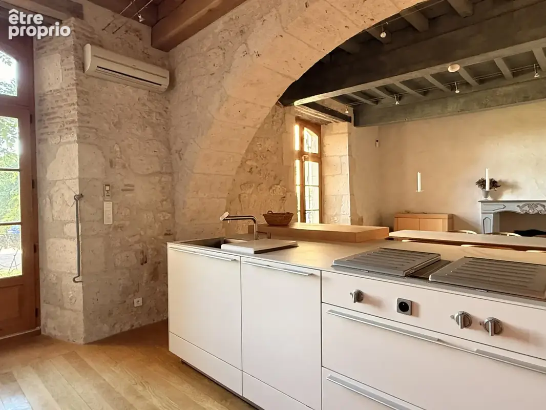 château d'exception au cœur d'un village historique - photo 6