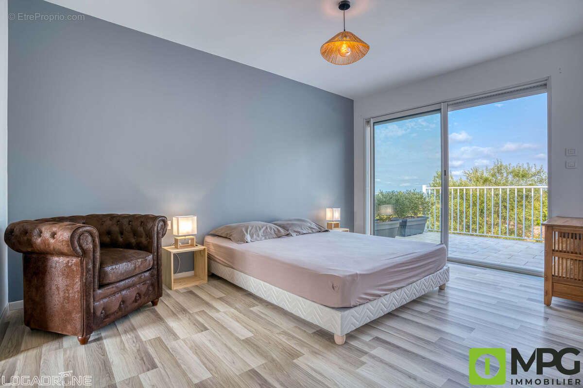 VILLENEUVE SUR LOT, maison contemporaine d'environ 220 m2, 3 chambres et bureau avec vue exceptionnelle, doubl - photo 15