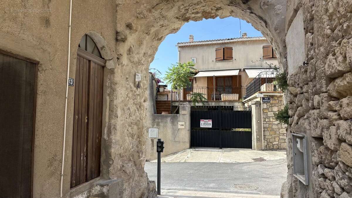 Maison à SAINT-MITRE-LES-REMPARTS