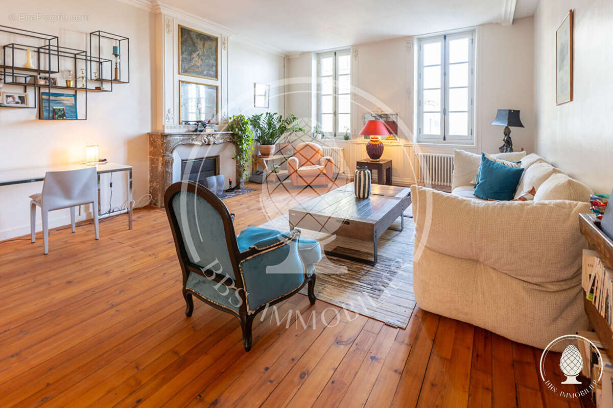 A vendre : Appartement Belles Prestations hyper centre de la Rochelle - photo 2