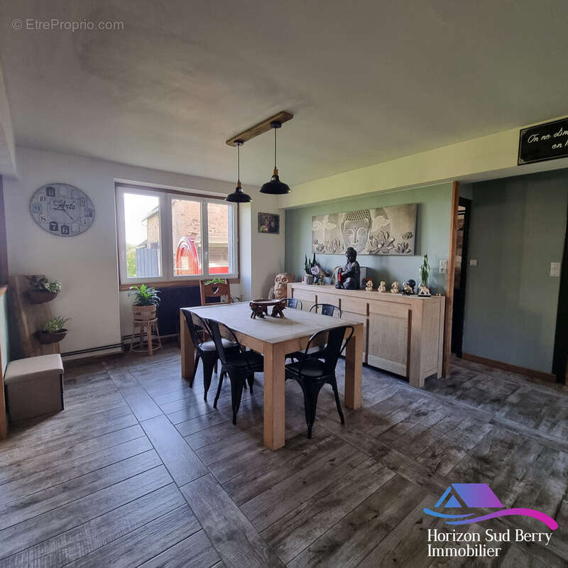 Salle à manger - Maison à AIGURANDE