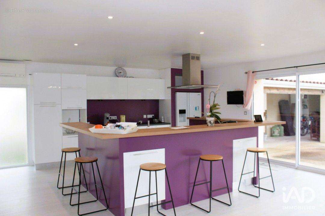 Maison 226 m² à Donnezac  - photo 3