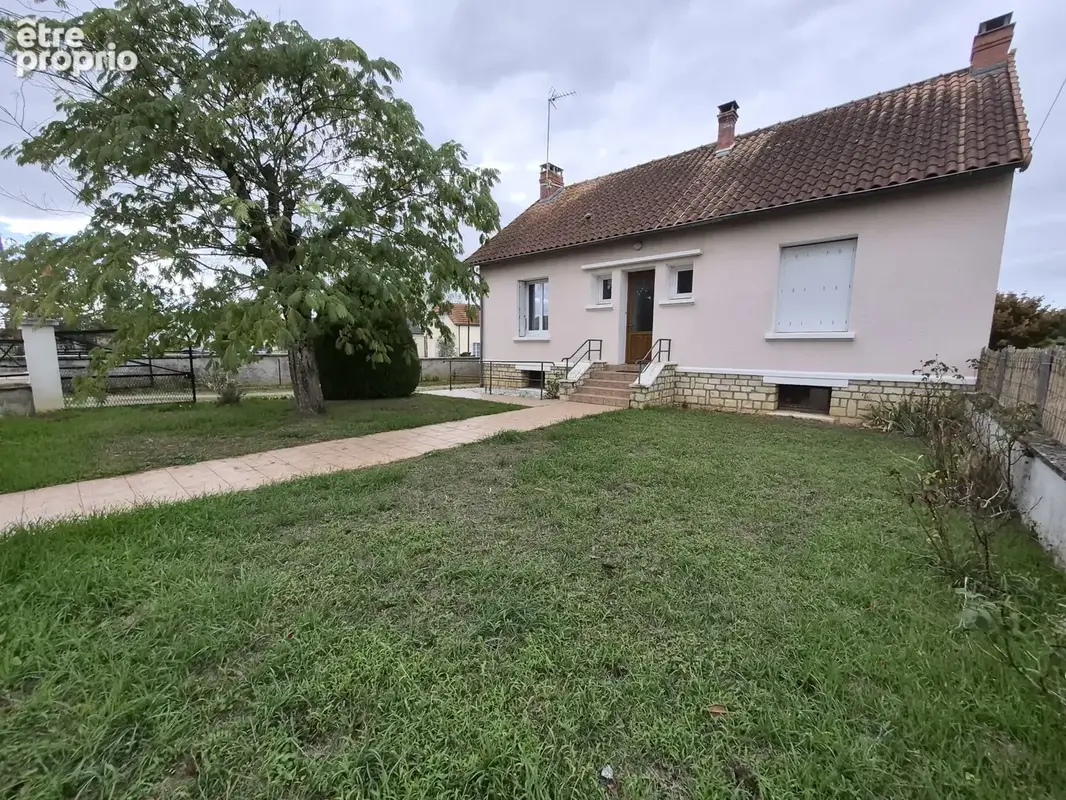 NAINTRÉ   Ensemble immobilier avec deux maisons, dépendances et accès au Clain - photo 1