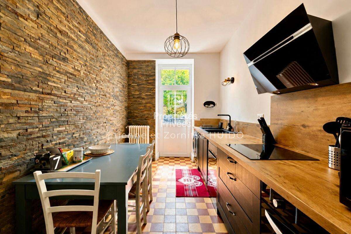 Maison de maître de 231 m² avec deux habitations Centre-ville de Vatan - photo 4