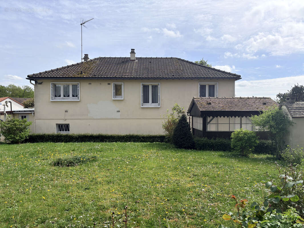 Maison à FONTAINE-LA-GUYON