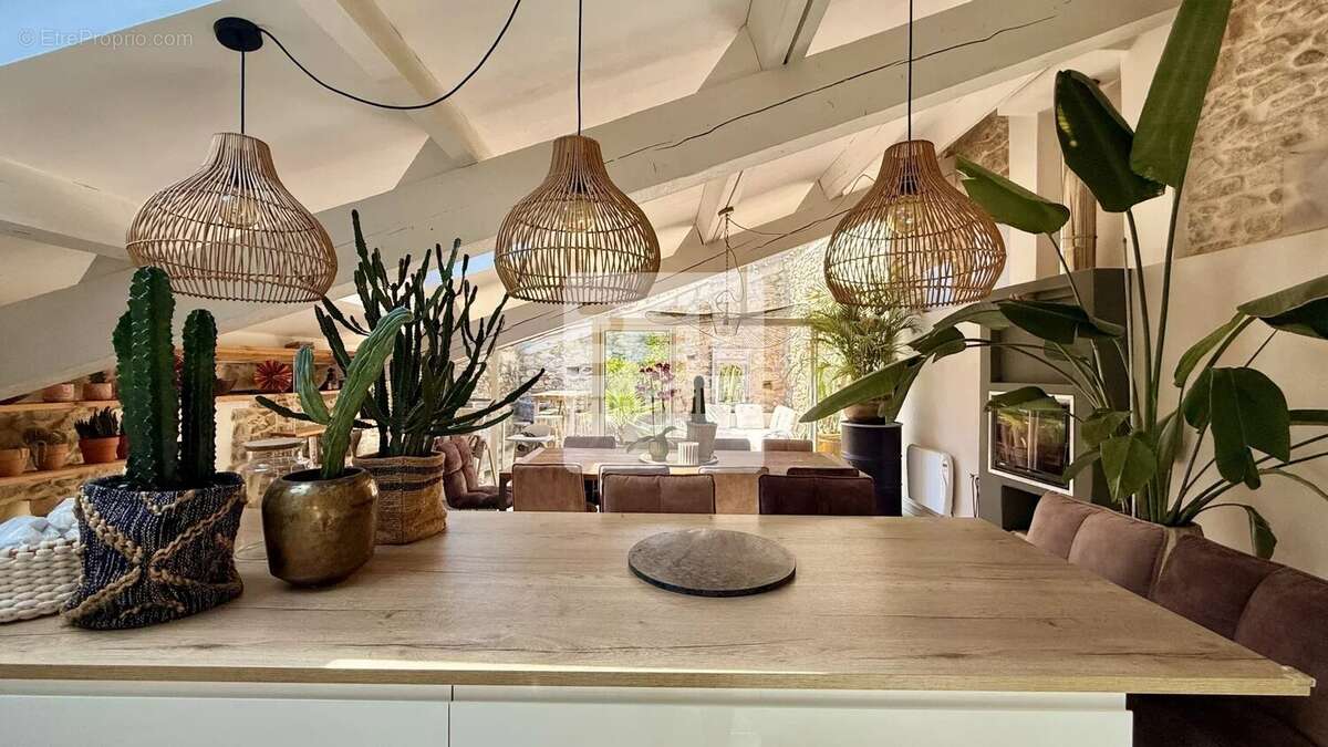 Maison à LAUDUN-L'ARDOISE